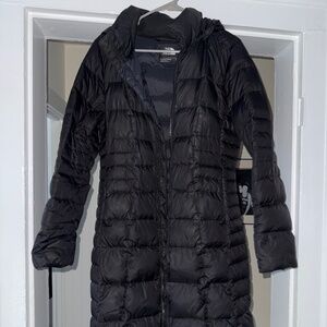 The North Face Womens 550 Down Puffer Coat Black Hooded Full Zip Long Jacket M